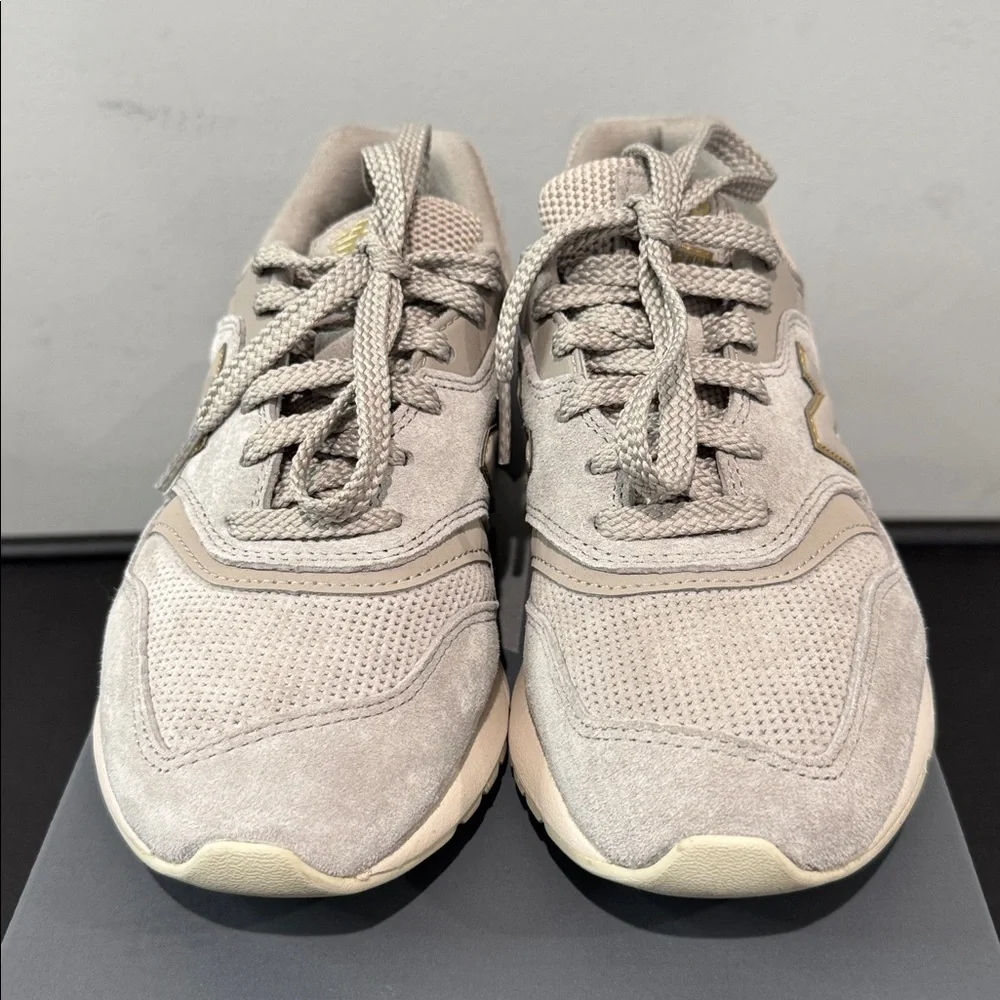 New Balance Women’s Classics 997 Sneakers in Gray and Gold Size 6 EUC with Box